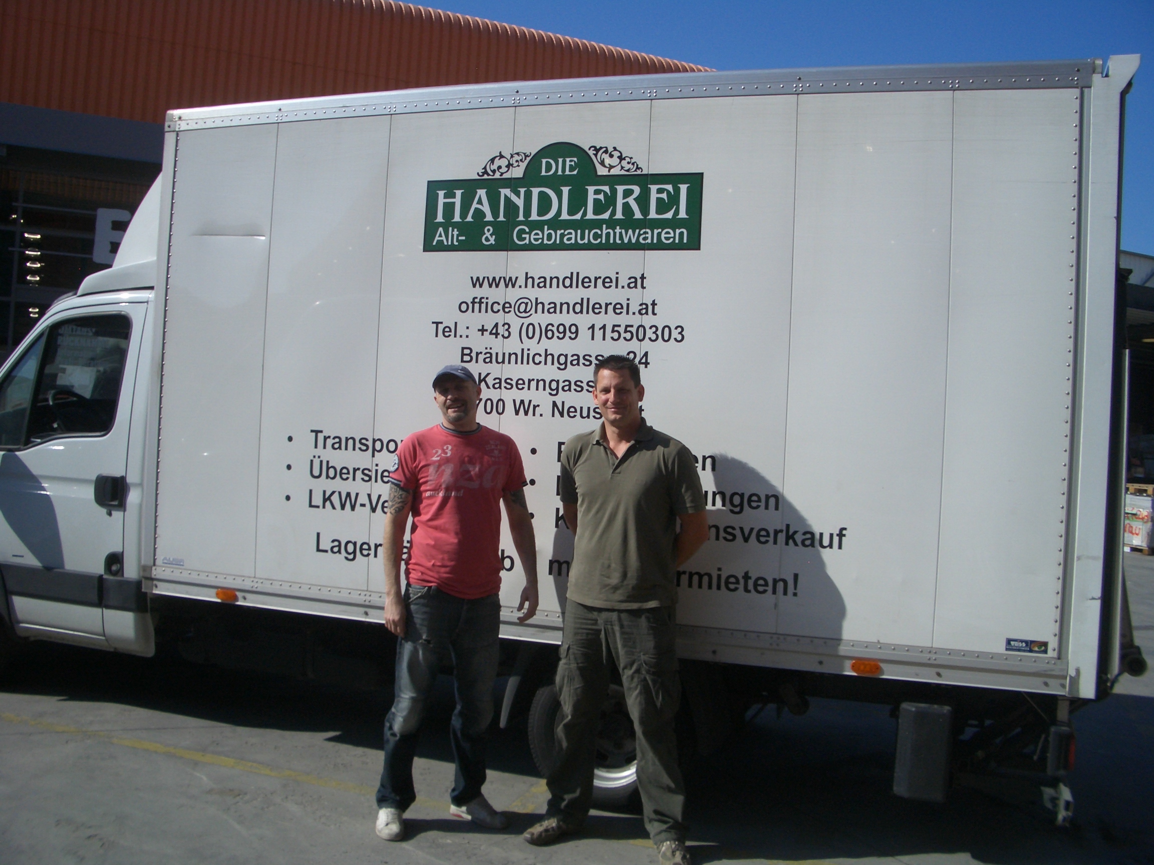 Herr Kail und Mitarbeiter der Handlerei, deren LKW als Transportmittel diente
